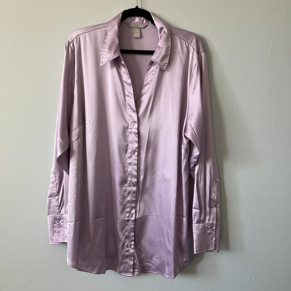 H&M Silk Feel Button Up / V-Neck Blouse - Size XL in Lilac Purple - Picture 2 of 11